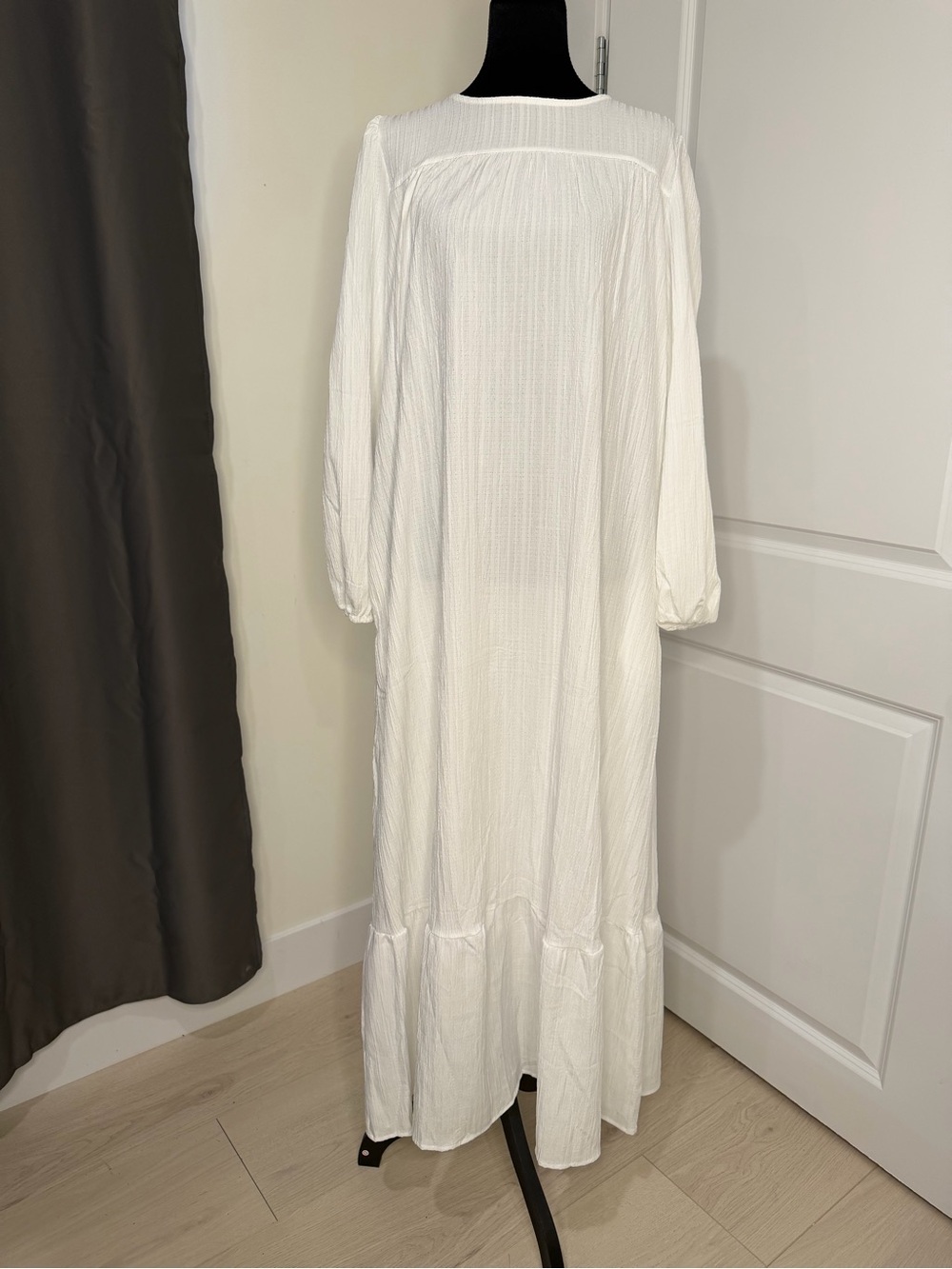 Elegant White Maxi Dress with Long Sleeves